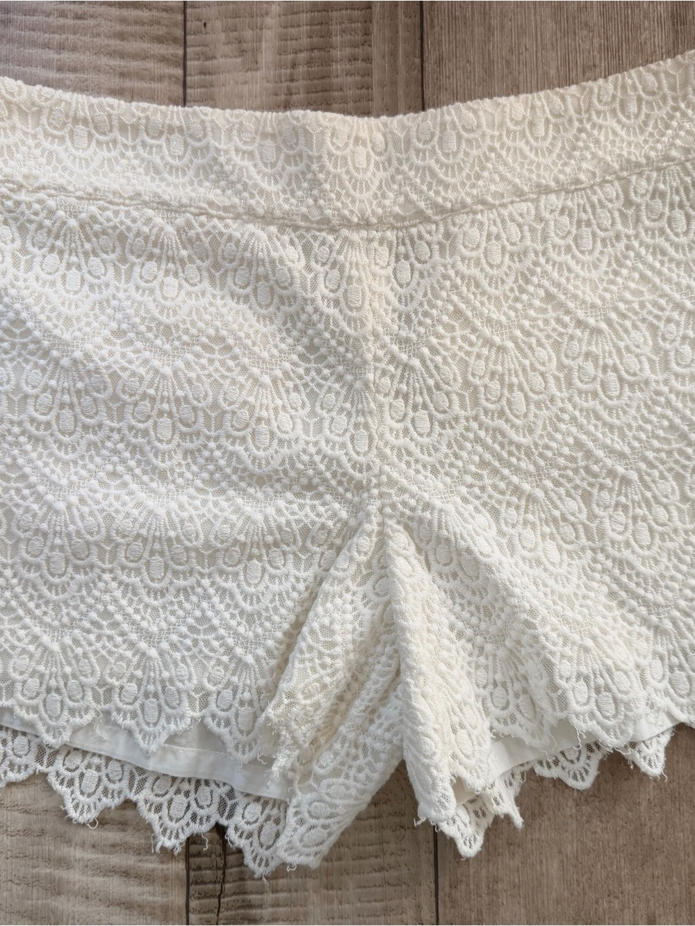 Elevenses Lace Scallop Hem Women's Shorts - White